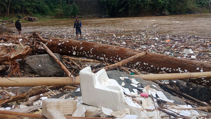Pertanian dan Perikanan Terancam, Dampak Buruk Sampah di Sungai Ciwulan