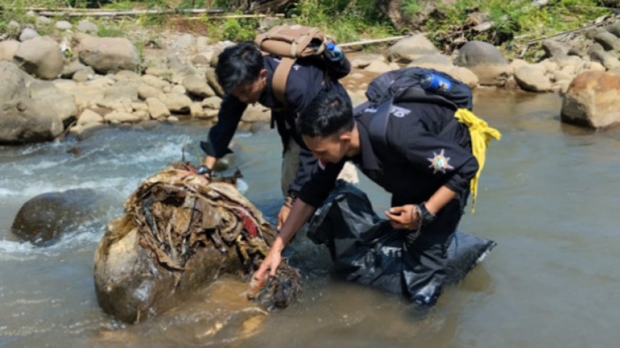Sampah Plastik Meresahkan Sungai di Tasik, GHT dan Gumpala Uncip Gelar Aksi Pungut Sampah