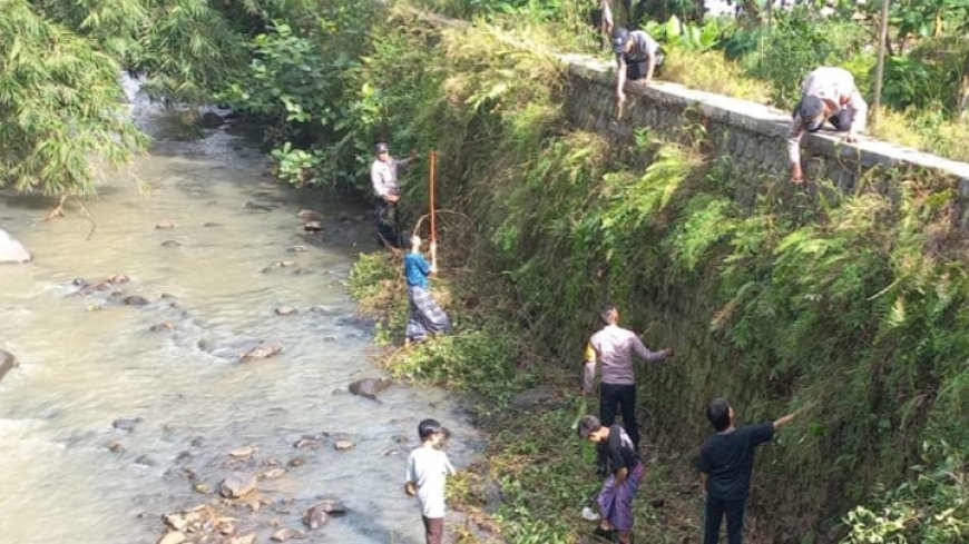 Peduli Lingkungan, Polisi Bersihkan Bantaran Sungai Cijureuy Dayeuhluhur