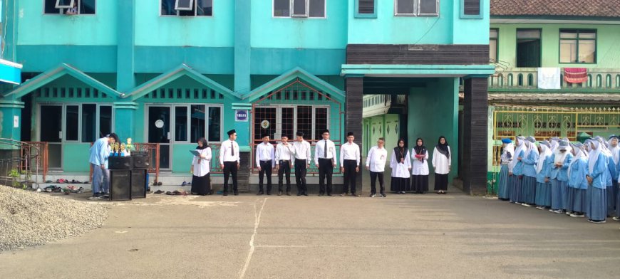 Upacara Hari Guru di SMK Islamiyah Ciawi