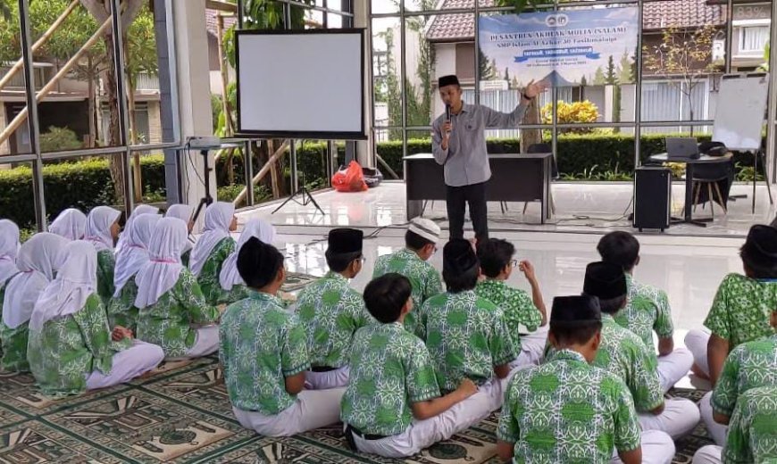 Memupuk Akhlak Mulia di SMP Islam Al-Azhar 30 Tasikmalaya Melalui SALAM