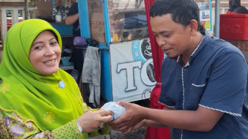 PC Muslimat NU Kabupaten Tasikmalaya Bagi-Bagi Ratusan Takjil di Alun-Alun Singaparna