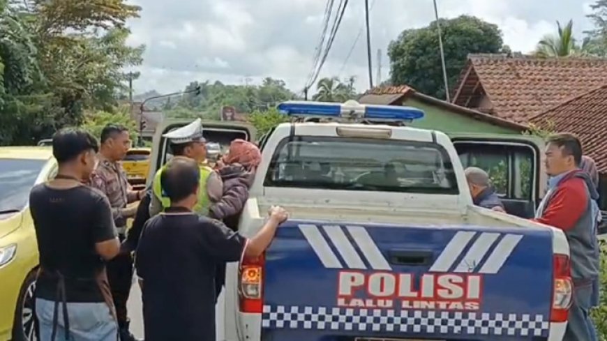 Nining Dievakuasi Polisi Saat Terjebak Macet Arus Balik di Selatan Tasikmalaya