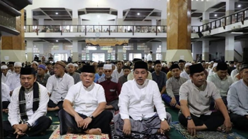 Plh. Walikota Tasikmalaya Drs. H. Asep Sukmana Laksanakan Shalat Idul Adha 1445 H di Masjid Agung