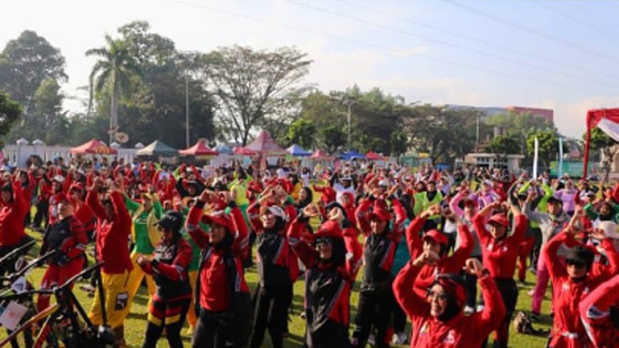 Ribuan Warga Tasikmalaya Antusias Ikuti Senam Massal di Bale Kota