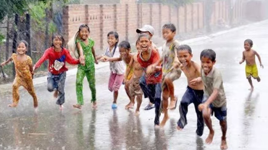 Serunya Bermain Hujan-Hujanan, Manfaat dan Tips Aman untuk Anak-Anak