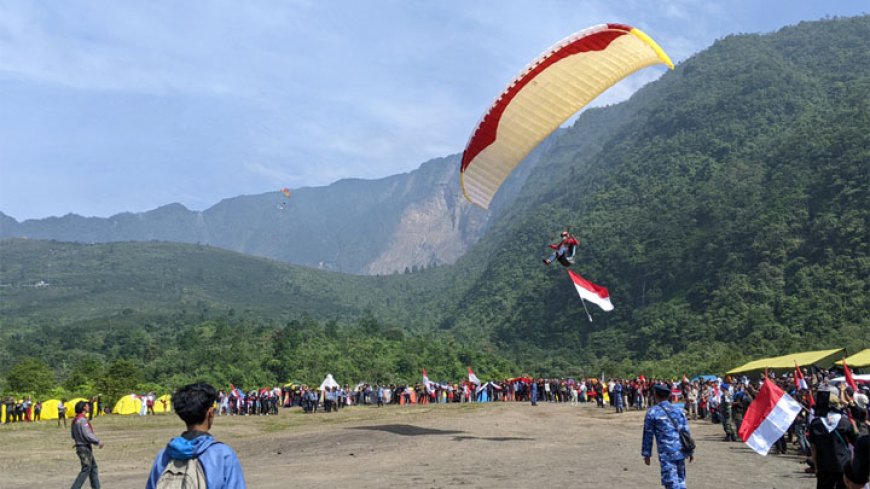 Langit Galunggung Merah Putih, Danlanud Wiriadinata dan Pecinta Alam Sambut HUT ke-79 RI dengan Atraksi Spektakuler