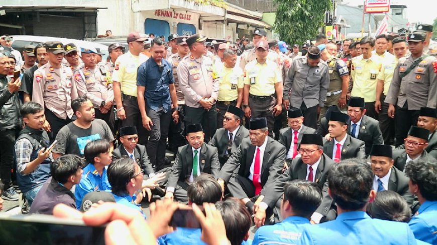 Prosesi Pelantikan 44 Anggota DPRD Tasikmalaya Diwarnai Aksi Demonstrasi Mahasiswa