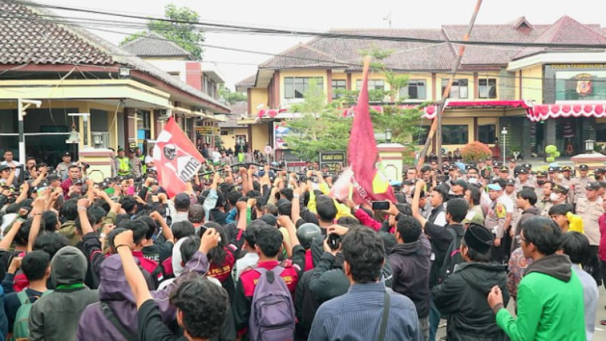 Demo Mahasiswa di Tasikmalaya Tuntut Pertanggungjawaban Polisi Atas Insiden Saat Pelantikan DPRD