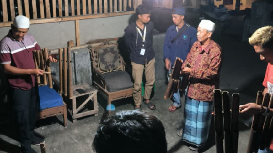 Revitalisasi Budaya Sunda, Mahasiswa KKNT Universitas Cipasung dan Kelompok Calung Sanjaya Majukan Desa Wisata