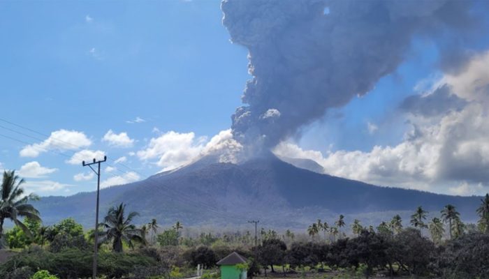 Erupsi Gunung Lewotobi, 4.500 Penumpang Terdampak, Puluhan Penerbangan ke Lombok Dibatalkan