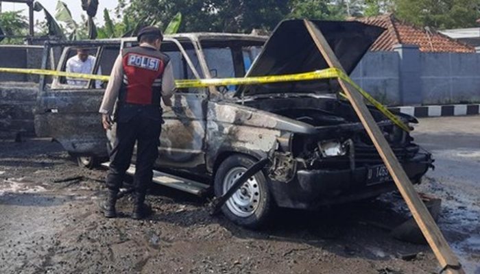 Mobil Kijang Terbakar di SPBU, Pemilik Terluka Saat Coba Selamatkan Barang Berharga