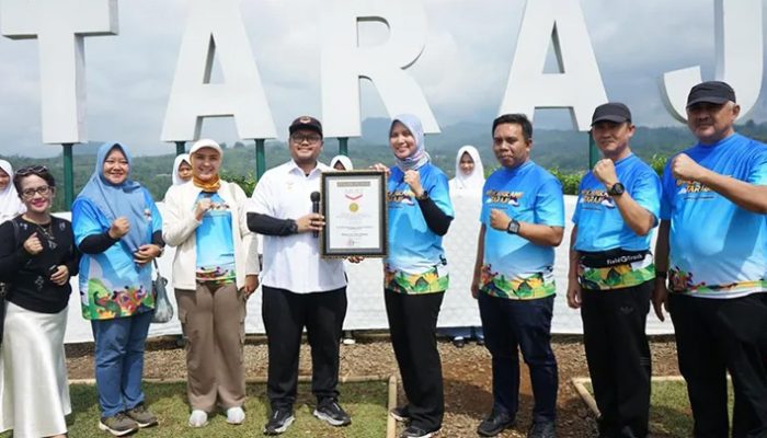 Tenun Bulu Turih Wajit dari Tasikmalaya Pecahkan Rekor MURI