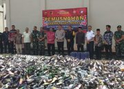 Polres Tasikmalaya Hancurkan 10 Ribu Botol Miras demi Natal dan Tahun Baru Aman