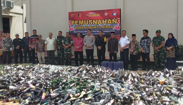 Polres Tasikmalaya Hancurkan 10 Ribu Botol Miras demi Natal dan Tahun Baru Aman