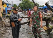 Pohon Tumbang di Jalan Cigeureung Kota Tasikmalaya, Babinsa dan Warga Gotong Royong Buka Jalan