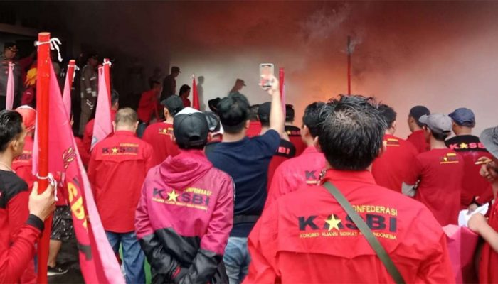 Protes UMSK Tak Diakomodir, Buruh Tasikmalaya Gelar Aksi Bakar Ban di Bale Kota