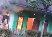 Korsleting Listrik Picu Kebakaran Rumah di Kampung Cioray, Warga Berjibaku Padamkan Api
