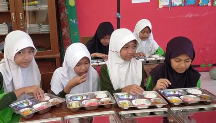 Program Makan Bergizi Gratis Dimulai,18 Sekolah di Tasikmalaya Nikmati Manfaatnya