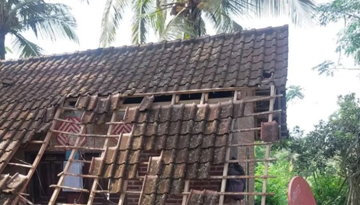 Dua Rumah di Cisayong Ambruk Akibat Hujan Deras, Kerugian Capai Puluhan Juta