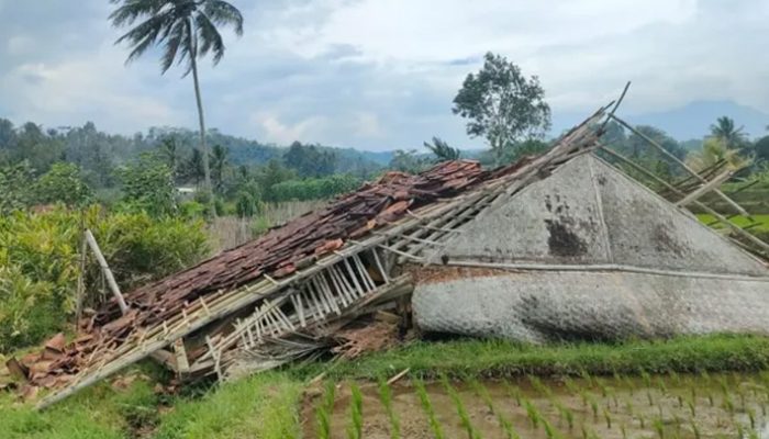 Angin Kencang Terjang Tasikmalaya, Sejumlah Bangunan Rusak