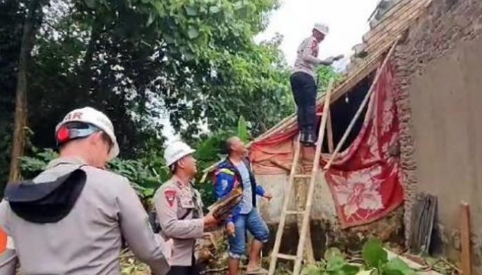 Rumah Warga di Cineam Rusak Diterjang Puting Beliung, Danyon D Pelopor Satbrimob Polda Jabar Turun Tangan