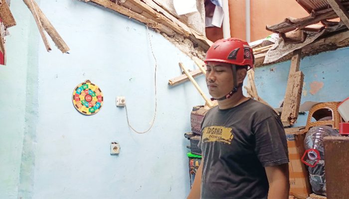 Hujan Deras Sebabkan Rumah Roboh di Tasikmalaya, Tiga Orang Terluka