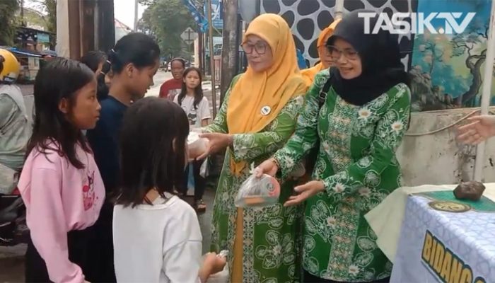 Indahnya Ramadhan, Ibu Bella Tasikmalaya Selatan Berbagi Takjil, Menebar Kebaikan