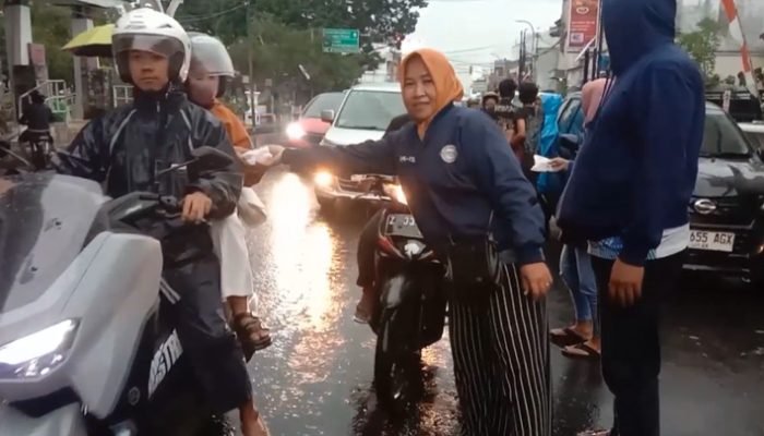 Selama 17 Tahun, Ika 86 SMPN 2 Tasikmalaya Tak Pernah Absen Berbagi Takjil