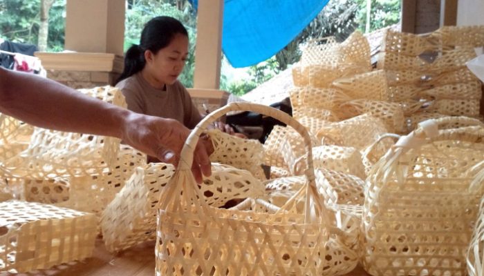 Pesanan Melonjak 300 Persen, Pengrajin Keranjang Parsel Neglasari Raup Berkah Lebaran