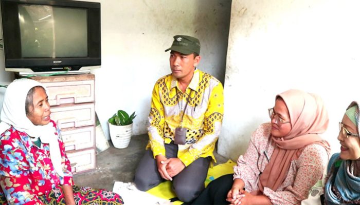 Lurah Panyingkiran Tinjau dan Beri Bantuan untuk Warga dengan Gangguan Jiwa