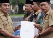 Sekda Tasikmalaya Apresiasi Pengabdian PNS Purnatugas, Serahkan SK Kenaikan Pangkat dan Gaji