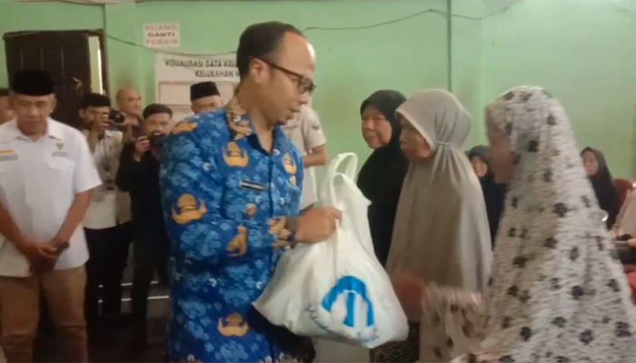 Wali Kota Tasikmalaya Serahkan 175 Paket Sembako dalam Program Mayasari Peduli