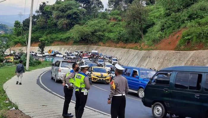 Lalu Lintas Padat di Jalur Gentong, Polres Tasikmalaya Terapkan Sistem One Way