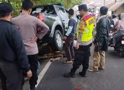 Tabrak Mobil Polisi Saat Parkir, Avanza Rusak Parah – Penumpang Syok Berat