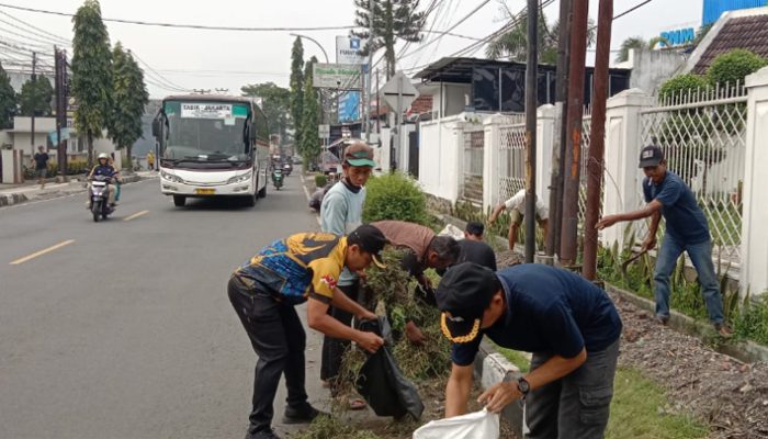 Jumat Bersih Tak Kenal Libur, Kelurahan Panyingkiran Komitmen Wujudkan Kota Tasik Bersih