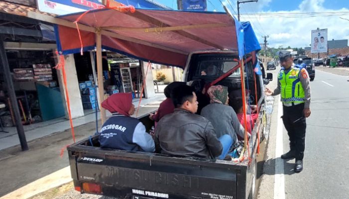 Naik Mobil Bak Terbuka untuk Wisata Jadi Tren, Polisi Ingatkan Risiko dan Pelanggaran