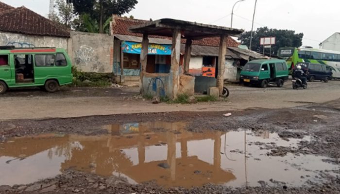 Terminal Singaparna Rusak Parah, Sopir Angkutan Umum Ogah Masuk