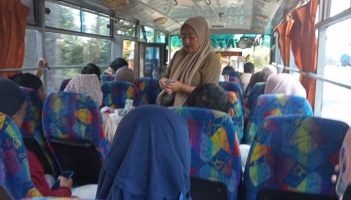Cinta di Atas Roda, Kisah Istri yang Setia Jadi Kernet Bus Suami