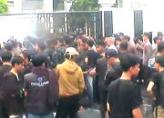 HMI Demo Hujan-Hujanan, Kritik 100 Hari Viman-Diky dengan Rapor Merah