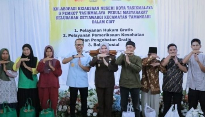 Kejari dan Wali Kota Tasikmalaya Berkolaborasi, Bagi Sembako Sebagai Bukti Negara Hadir