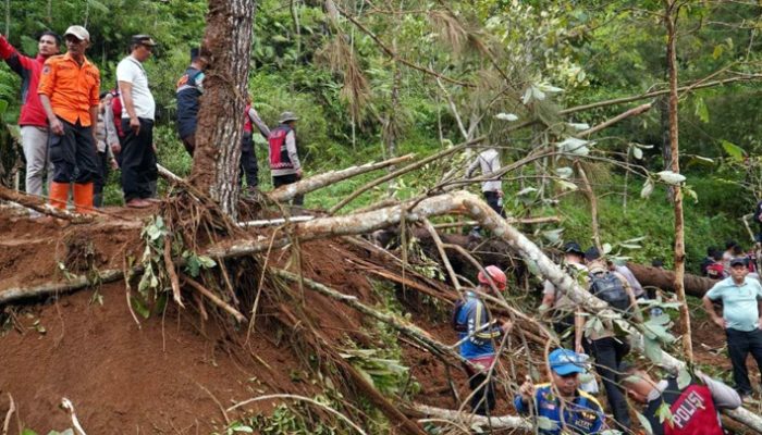 Medan Berat Hambat Evakuasi Longsor Salawu, Dua Korban Masih Dicari