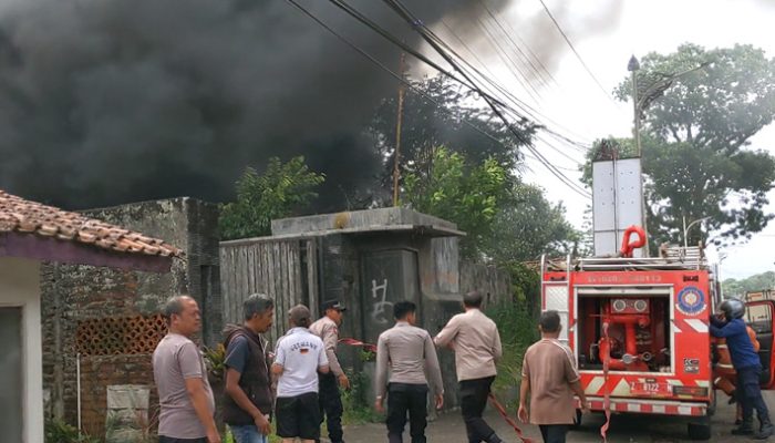 Gudang Barang Bekas di Tasikmalaya Ludes Terbakar, Api Diduga dari TV Bekas