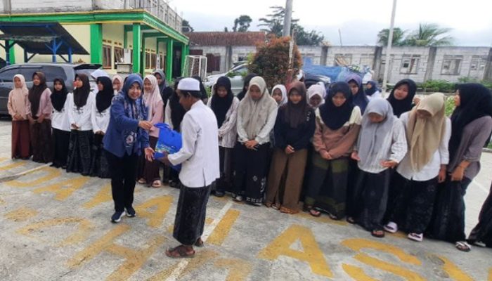 Tebar Kepedulian, BPJS Ketenagakerjaan dan DT Peduli Salurkan Sembako ke Pesantren