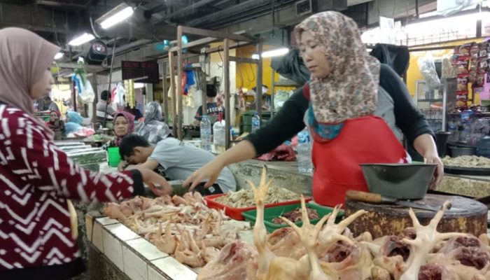 Jelang Tahun Baru, Harga Daging Ayam di Pasar Cikurubuk Tasikmalaya Turun