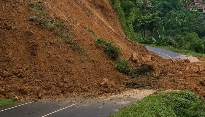 Longsor Tutup Akses Tiga Desa di Tasikmalaya, Warga dan KSB Lakukan Pembersihan