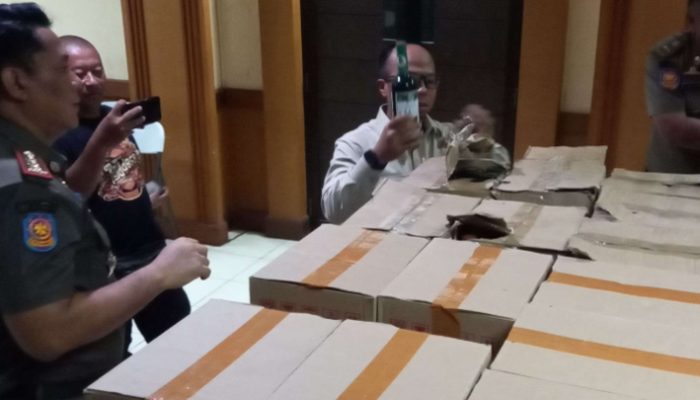 Satpol PP Gerebek Gudang Miras di Tasikmalaya, 6.489 Botol Disita