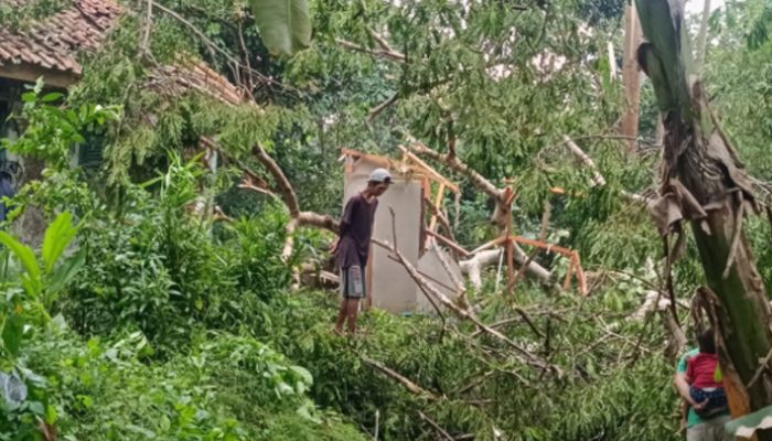 Angin Kencang Rusak Rumah Warga dan Kubah Masjid di Sukaraja
