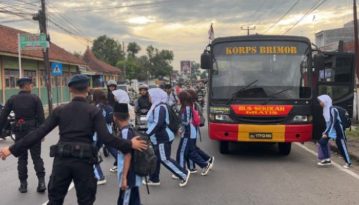 Ringankan Beban Warga, Brimob Layani Bus Sekolah Gratis di Kabupaten Tasikmalaya