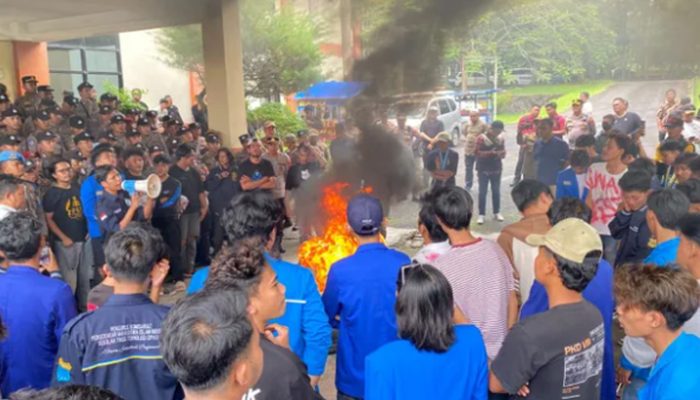 Tolak Pinjaman Daerah Rp 230 M, PMII Segel Ruang Ketua DPRD Tasikmalaya